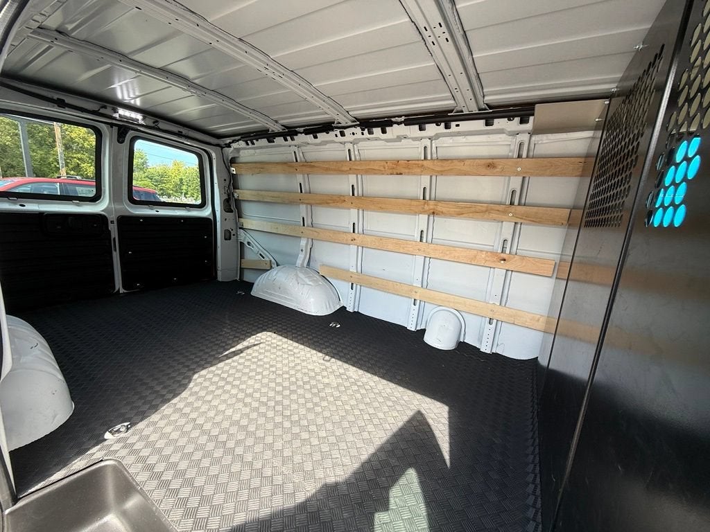 2025 Chevrolet Express Cargo WT