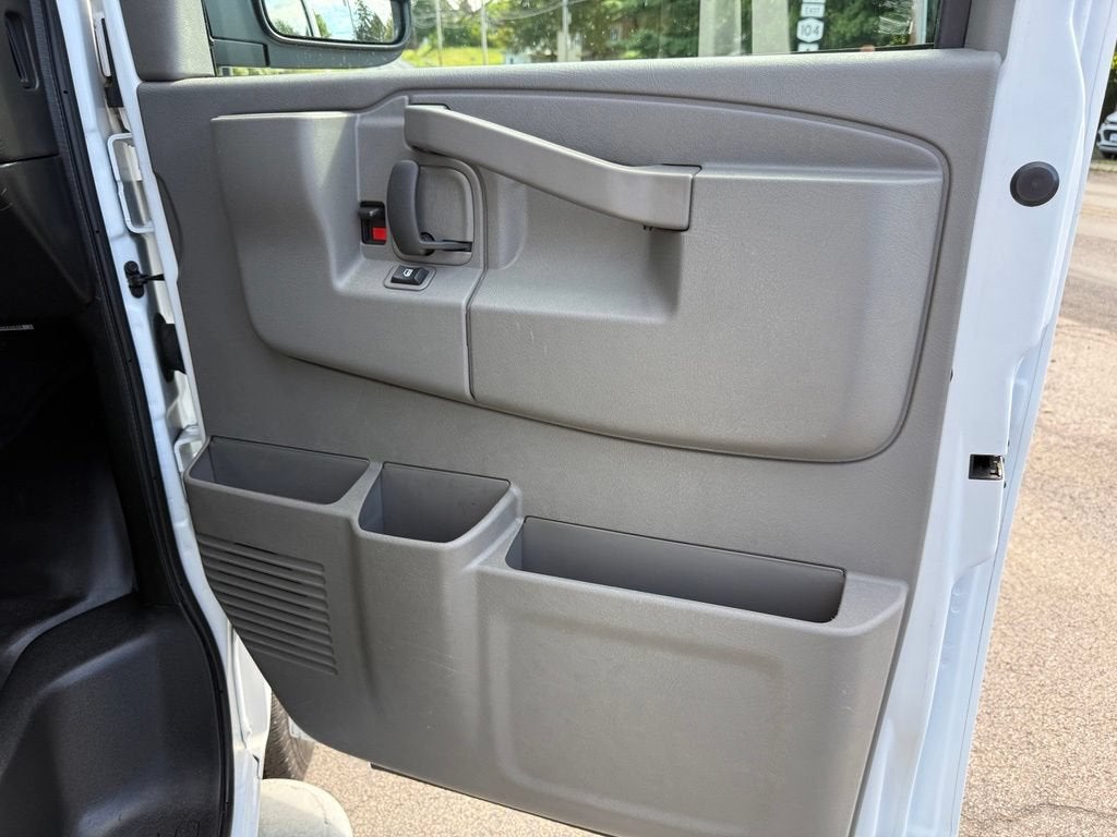 2025 Chevrolet Express Cargo WT