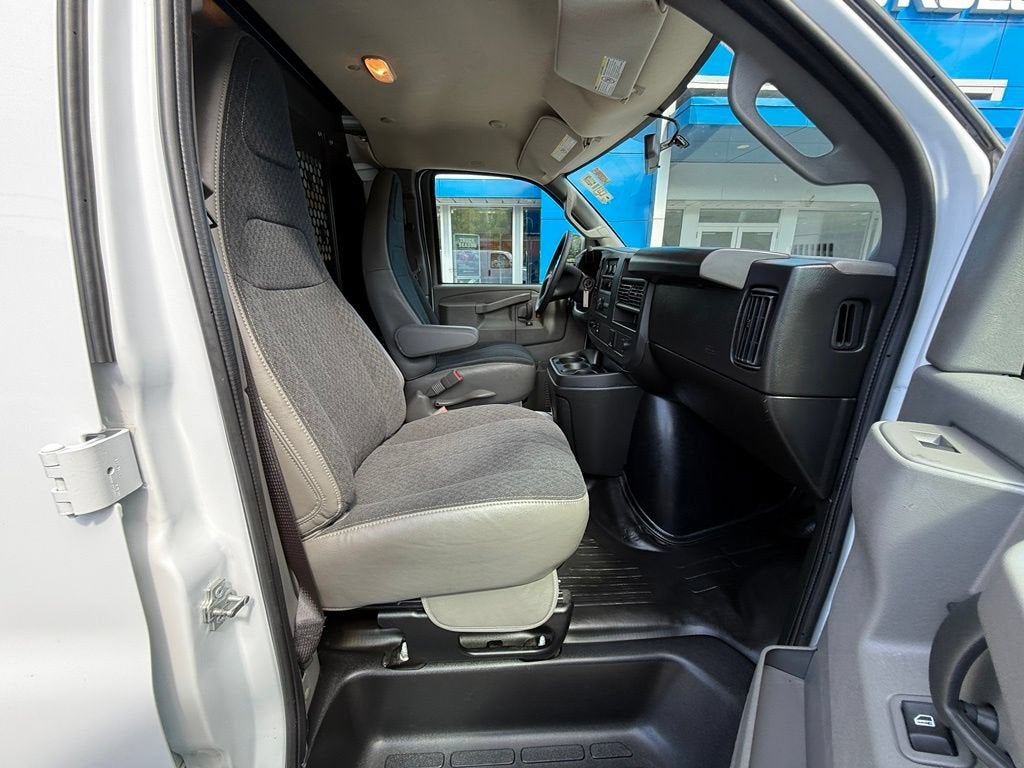 2025 Chevrolet Express Cargo WT